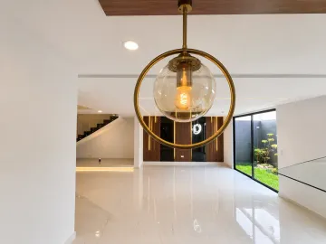 CASA EN VENTA FRENTE A ÁREA VERDE EN BARRIO CASCATTA, LOMAS DE ANGELÓPOLIS III