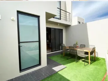 Casa en venta en la Rioja ,jardín y casa club.