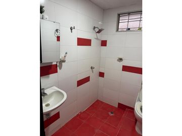 SE ARRIENDA CASA COMERCIAL EN EL BARRIO BETANIA