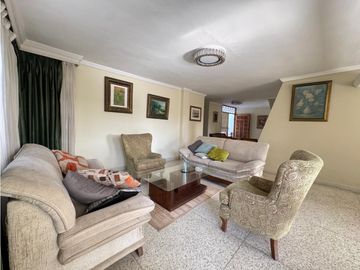 SE VENDE ESPECTACULAR CASA EN BARRIO EL POBLADO