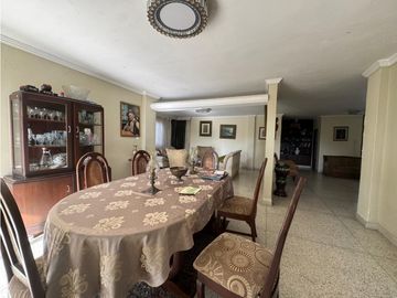 SE VENDE ESPECTACULAR CASA EN BARRIO EL POBLADO