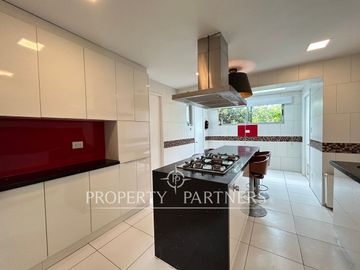 Espectacular casa mediterránea en exclusivo condominio en Camino de Cintura