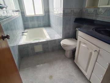 Casa en venta de 4 habitaciones con patio en Bogotá, La Soledad.