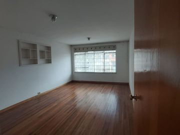 Casa en venta de 4 habitaciones con patio en Bogotá, La Soledad.
