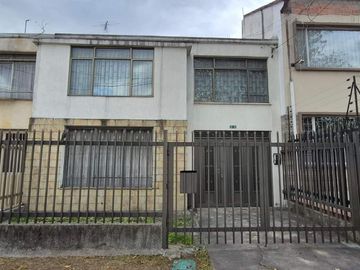 Casa en venta de 4 habitaciones con patio en Bogotá, La Soledad.