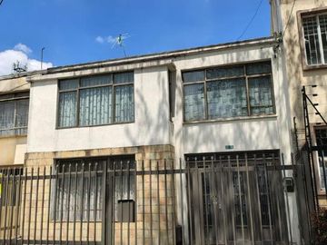 Casa en venta de 4 habitaciones con patio en Bogotá, La Soledad.