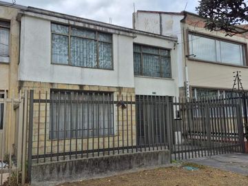 Casa en venta de 4 habitaciones con patio en Bogotá, La Soledad.