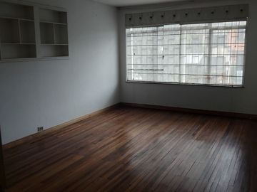 Casa en venta de 4 habitaciones con patio en Bogotá, La Soledad.
