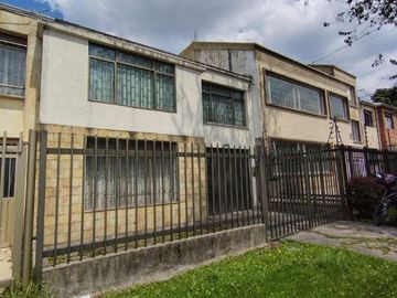 Casa en venta de 4 habitaciones con patio en Bogotá, La Soledad.