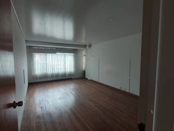 Casa en venta de 4 habitaciones con patio en Bogotá, La Soledad.