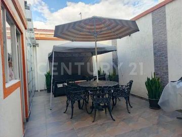 Casa bifamiliar en Modelia con potencial de renta