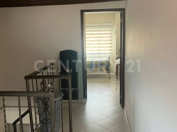 Casa bifamiliar en Modelia con potencial de renta