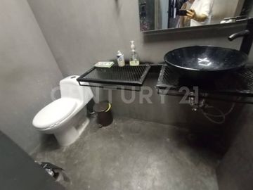 ALQUILER DE OFICINAS Y LOCAL EN BARRIO VERSALLES
