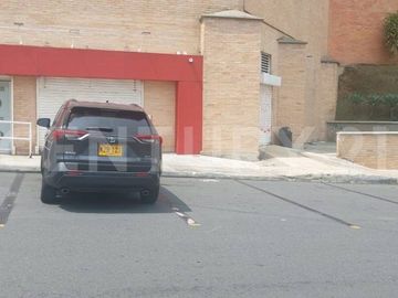 RENTO GRAN LOCAL COMERCIAL EN SABANETA