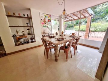 VENDO CASA EXPECTACULAR SECTOR EL TESORO
