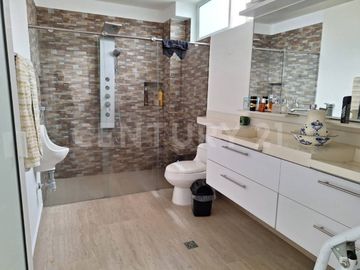 VENDO CASA EN SANTA MONICA