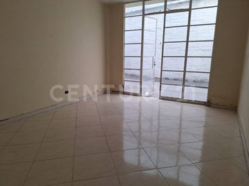 SE RENTA CASA COMERCIAL PRIMER PISO EN LAURELES