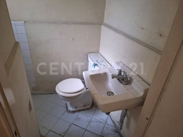 SE RENTA CASA COMERCIAL PRIMER PISO EN LAURELES