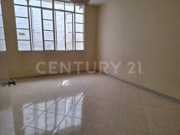 SE RENTA CASA COMERCIAL PRIMER PISO EN LAURELES