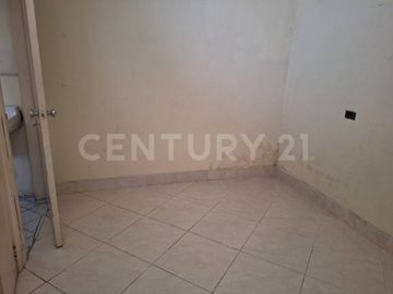 SE RENTA CASA COMERCIAL PRIMER PISO EN LAURELES