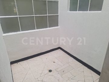 SE RENTA CASA COMERCIAL PRIMER PISO EN LAURELES