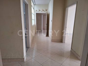 SE RENTA CASA COMERCIAL PRIMER PISO EN LAURELES