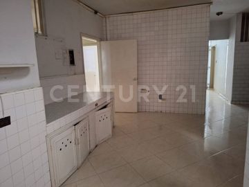 SE RENTA CASA COMERCIAL PRIMER PISO EN LAURELES