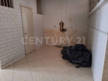 SE RENTA CASA COMERCIAL PRIMER PISO EN LAURELES