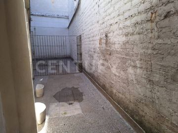 SE RENTA CASA COMERCIAL PRIMER PISO EN LAURELES