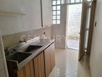 SE RENTA CASA COMERCIAL PRIMER PISO EN LAURELES