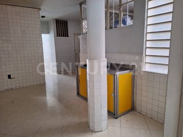 SE RENTA CASA COMERCIAL PRIMER PISO EN LAURELES