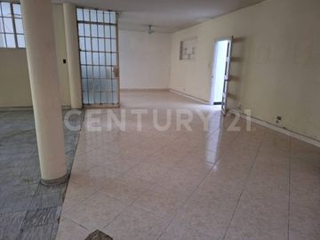 SE RENTA CASA COMERCIAL PRIMER PISO EN LAURELES