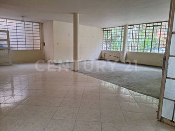 SE RENTA CASA COMERCIAL PRIMER PISO EN LAURELES