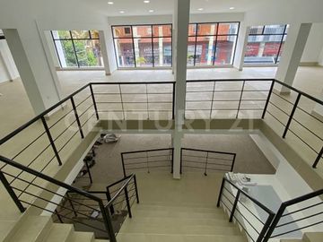 Excelente edificio en la mejor zona comercial del barrio versalles