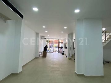 Excelente edificio en la mejor zona comercial del barrio versalles