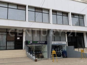 Excelente edificio en la mejor zona comercial del barrio versalles