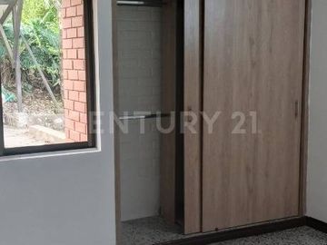 Hermosa Casa Campestre en Dapa Medio km 3.9 Recién Remodelada en Alquiler