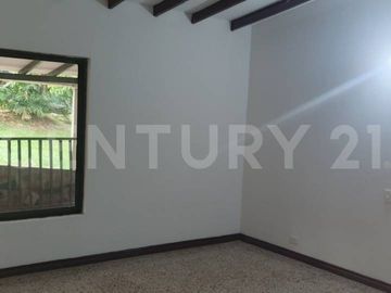 Hermosa Casa Campestre en Dapa Medio km 3.9 Recién Remodelada en Alquiler