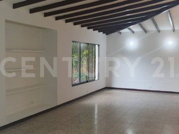 Hermosa Casa Campestre en Dapa Medio km 3.9 Recién Remodelada en Alquiler
