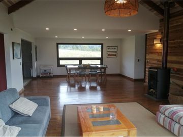 Venta Casa Nueva con Vista al Lago, Pucón.