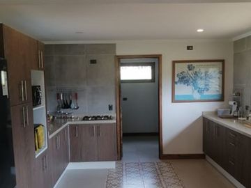 Venta Casa Nueva con Vista al Lago, Pucón.