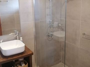 Venta Casa Nueva con Vista al Lago, Pucón.