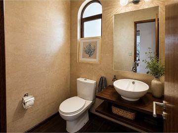 Casa en Venta: Lujo y Naturaleza en Lo Barnechea