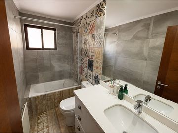 Casa en Venta: Lujo y Naturaleza en Lo Barnechea