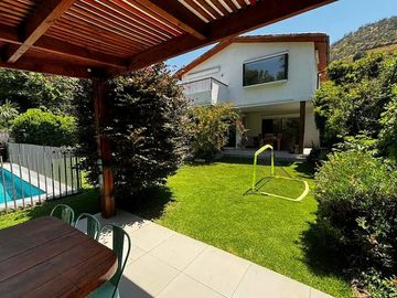 Casa en Venta: Lujo y Naturaleza en Lo Barnechea