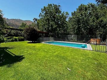 Casa en Venta: Lujo y Naturaleza en Lo Barnechea