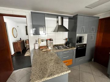 Casa en Venta: Lujo y Naturaleza en Lo Barnechea