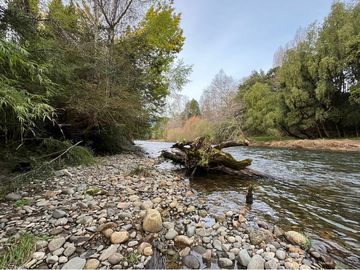 Se vende Orilla de Rio Liucura.