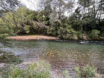 Se vende Orilla de Rio Liucura.
