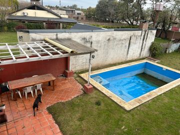 Venta | Casa quinta c/pileta + Local Eventos o Taller | Luján Centro | Sale a 2 calles | gran lote B° semi cerrado